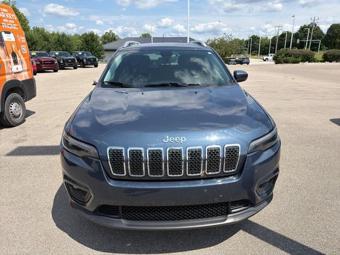 Used 2019 Jeep Cherokee Latitude Plus w/ Comfort/Convenience Group AWD/4WD image 2