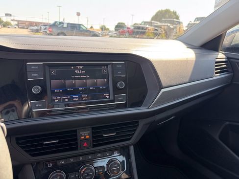 Used 2020 Volkswagen Jetta SE w/ SE Cold Weather Package FWD image 16