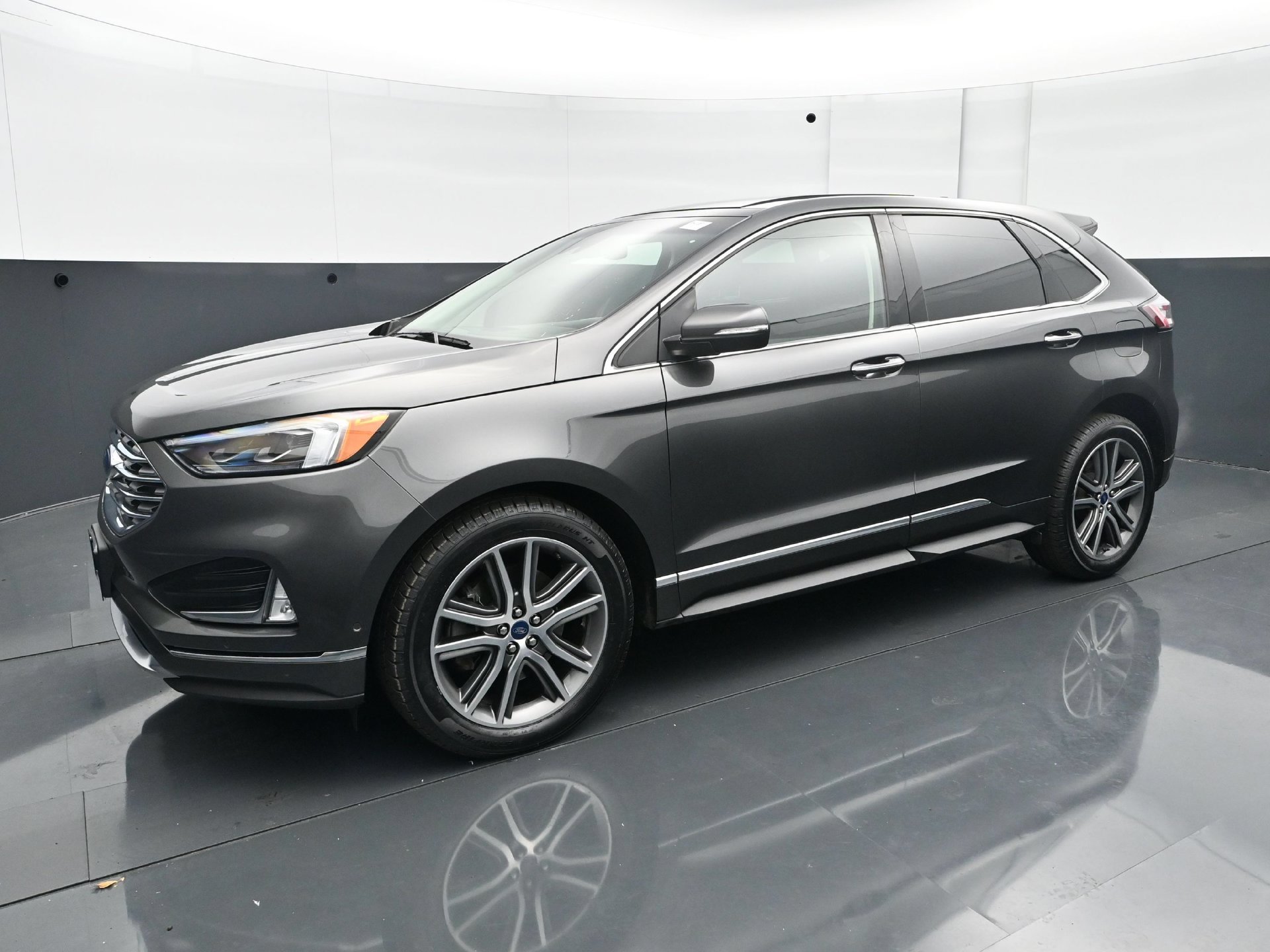 Used 2019 Ford Edge Titanium w/ Equipment Group 301A AWD/4WD image 2