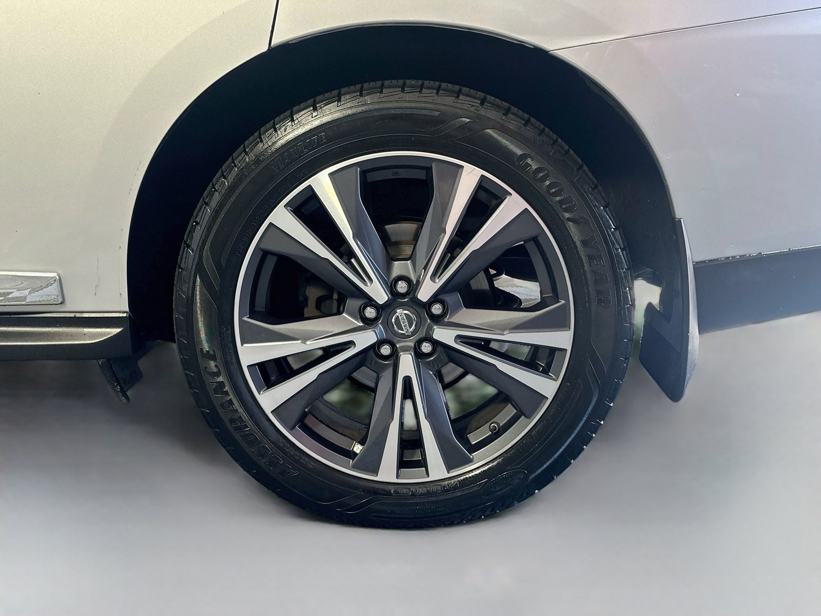 Used 2017 Nissan Pathfinder Platinum AWD/4WD image 32