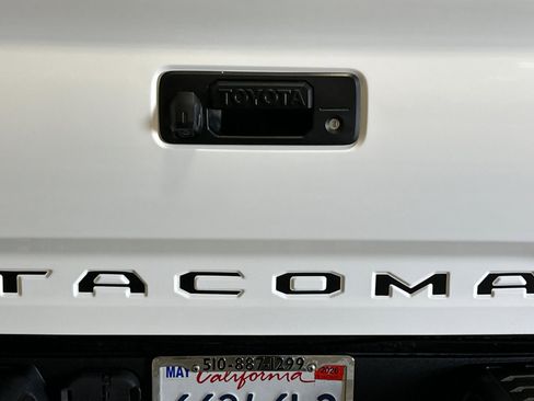 Used 2018 Toyota Tacoma TRD Sport w/ Exterior Package image 44