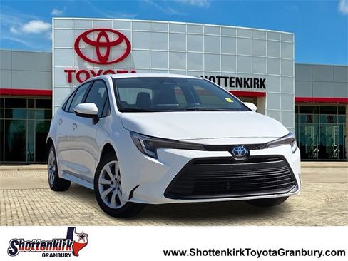 Used 2025 Toyota Corolla XLE image 1