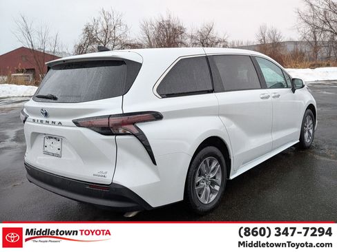 Used 2024 Toyota Sienna XLE image 3