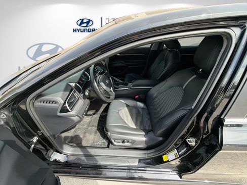 Used 2019 Toyota Camry SE FWD image 16