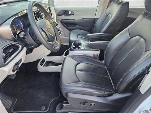 Used 2023 Chrysler Pacifica Touring-L FWD image 15