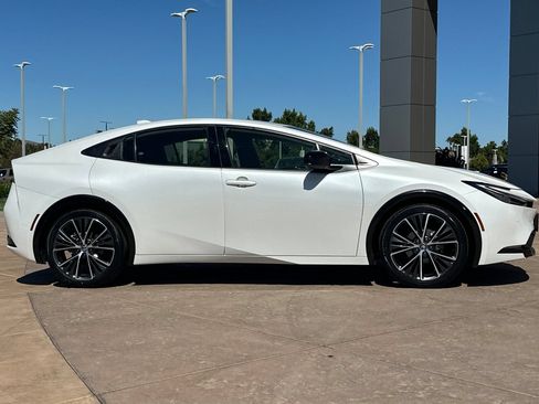Certified 2023 Toyota Prius XLE FWD image 3