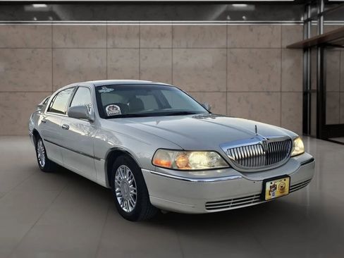 Used 2006 Lincoln Town Car Signature Limited image 11