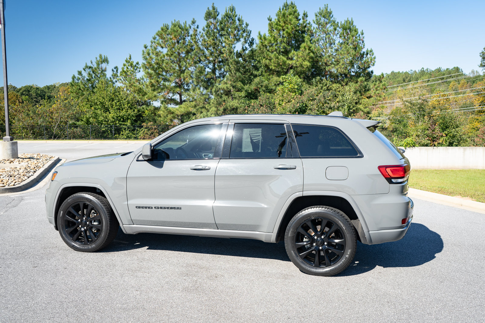 Used 2020 Jeep Grand Cherokee Altitude AWD/4WD image 7