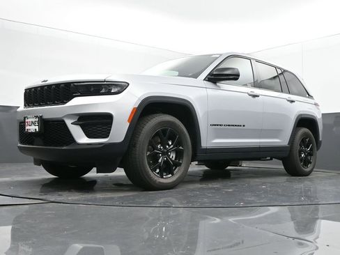 Used 2024 Jeep Grand Cherokee Altitude image 47