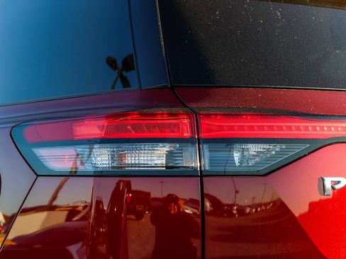 Used 2023 Nissan Pathfinder SV image 8