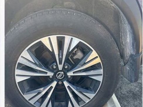 Used 2021 Nissan Rogue SV image 3