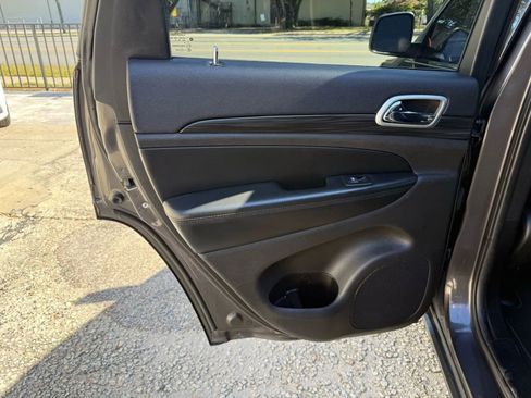 Used 2019 Jeep Grand Cherokee Laredo w/ Laredo X Package image 16