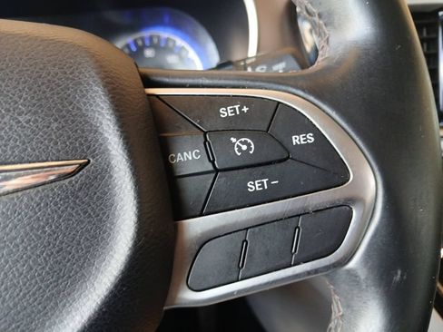 Used 2017 Chrysler Pacifica Touring-L FWD image 17