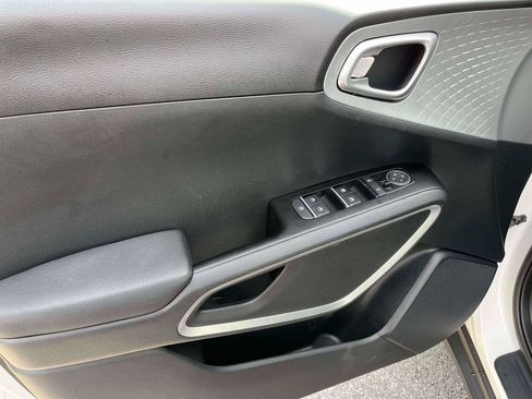 Used 2025 Kia Soul LX w/ LX Technology Package FWD image 13
