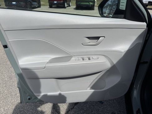 Used 2025 Hyundai Kona SEL image 11