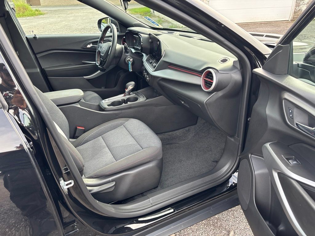 Used 2024 Chevrolet Trax RS w/ Sunroof Package FWD image 29