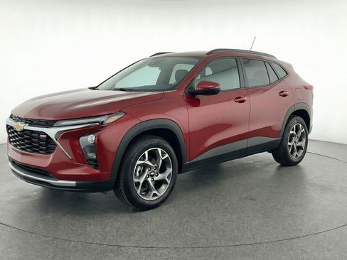 Used 2025 Chevrolet Trax LT w/ LT Convenience Package image 3