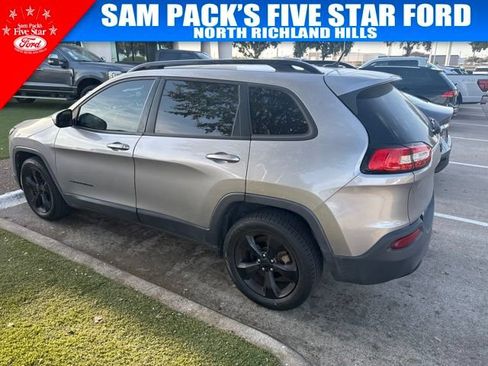 Used 2018 Jeep Cherokee Latitude w/ Altitude Package FWD image 7