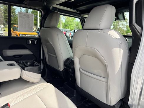 Used 2023 Jeep Wrangler Unlimited Sahara AWD/4WD image 15