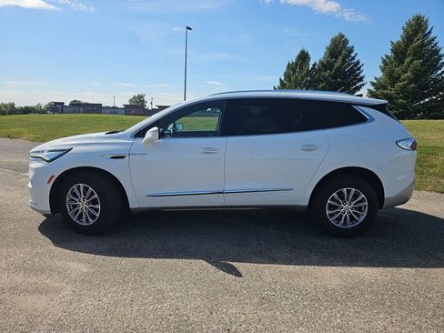 Used 2023 Buick Enclave Essence AWD/4WD image 2