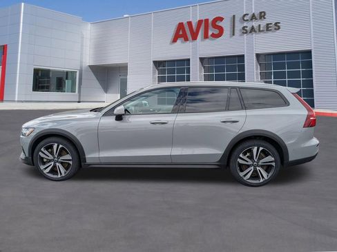 Used 2025 Volvo V60 B5 Cross Country Plus image 10