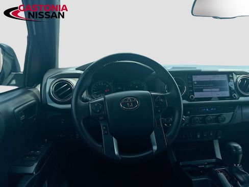 Used 2022 Toyota Tacoma TRD Off-Road w/ Technology Package AWD/4WD image 30