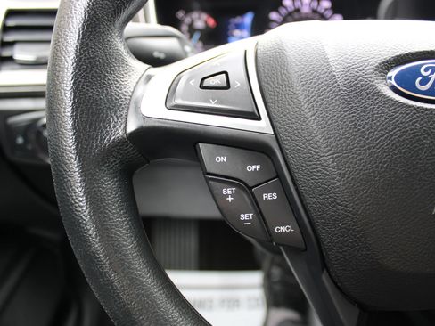 Used 2017 Ford Fusion SE w/ Fusion SE Technology Package FWD image 9