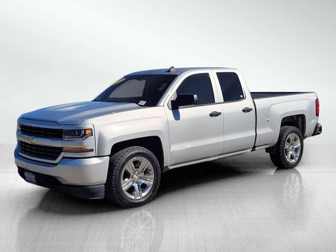 Used 2018 Chevrolet Silverado 1500 Custom w/ Custom Convenience Package RWD image 8