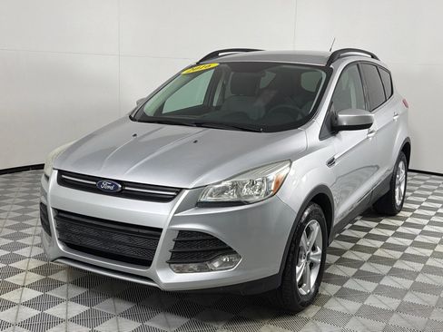 Used 2016 Ford Escape SE w/ Equipment Group 201A FWD image 9