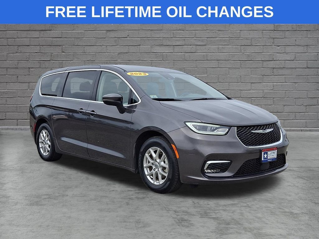 Used 2023 Chrysler Pacifica Touring-L FWD image 1