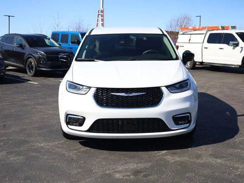 Certified 2024 Chrysler Pacifica Touring-L image 2