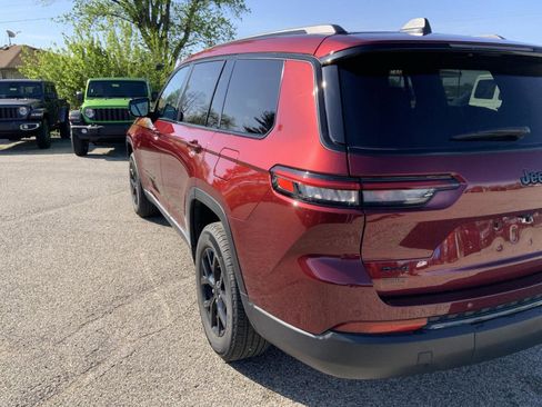 Used 2024 Jeep Grand Cherokee L Altitude AWD/4WD image 12