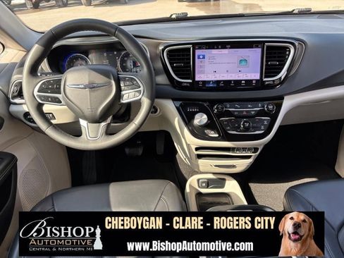 Used 2023 Chrysler Pacifica Touring-L FWD image 23