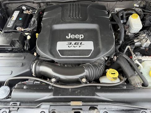 Used 2013 Jeep Wrangler Unlimited Rubicon w/ Dual Top Group AWD/4WD image 28