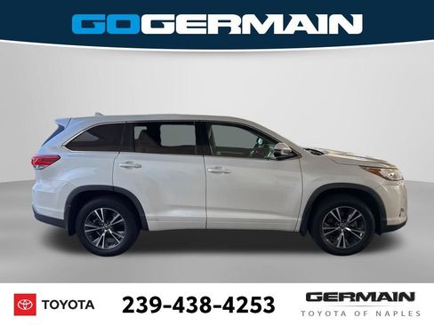 Used 2017 Toyota Highlander Plus AWD/4WD image 11