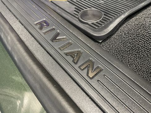 Used 2025 Rivian R1S Premium image 42