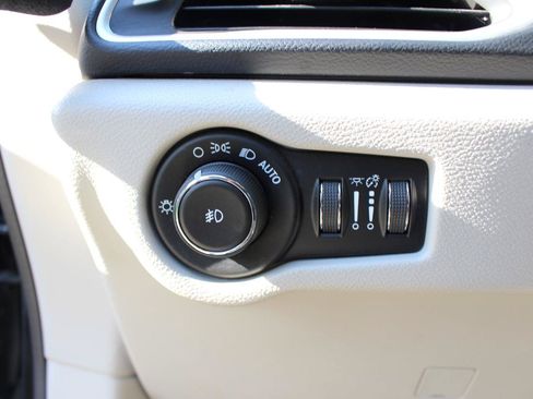 Used 2018 Chrysler Pacifica Touring-L w/ Advanced Safetytec Group FWD image 17