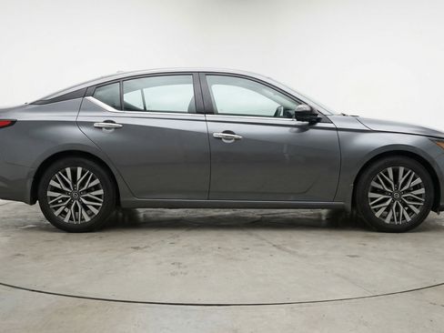 Used 2025 Nissan Altima 2.5 SV FWD image 11
