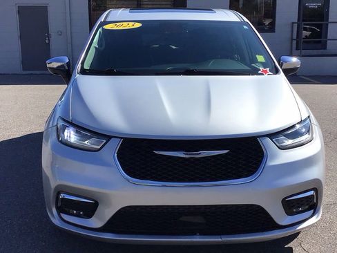 Used 2023 Chrysler Pacifica Limited image 2