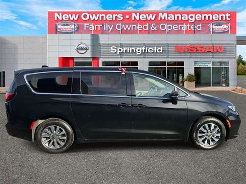 Used 2023 Chrysler Pacifica Touring-L image 4