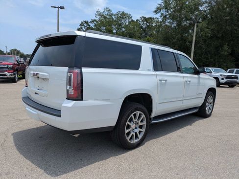 Used 2018 GMC Yukon XL SLT w/ Premium Edition AWD/4WD image 4
