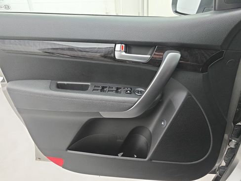 Used 2014 Kia Sorento LX image 25