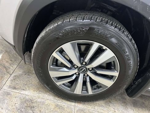 Used 2025 Nissan Pathfinder SL AWD/4WD image 10