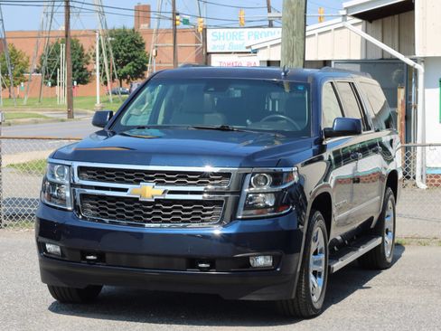 Used 2017 Chevrolet Suburban LT w/ LT Signature Package RWD image 3