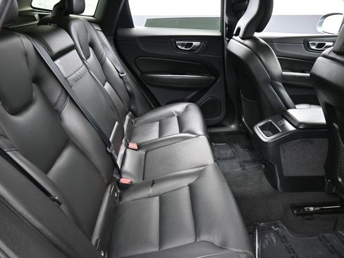 Used 2019 Volvo XC60 T6 Momentum w/ Multimedia Package image 19