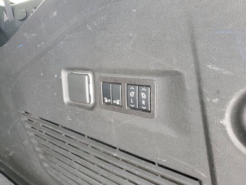 Used 2023 Chevrolet Suburban High Country image 36