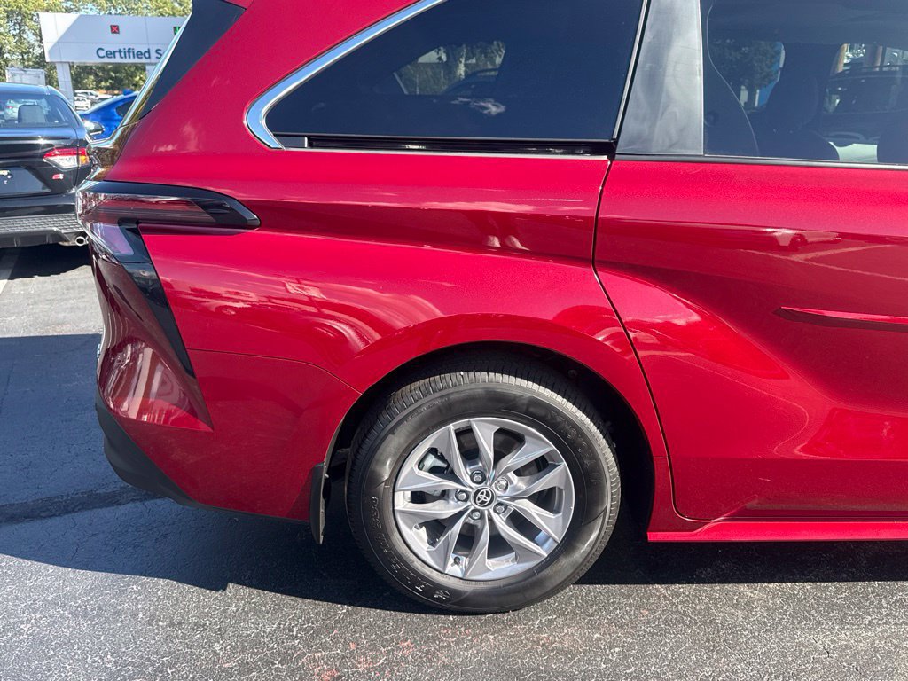Used 2026 Toyota Sienna XLE FWD image 8