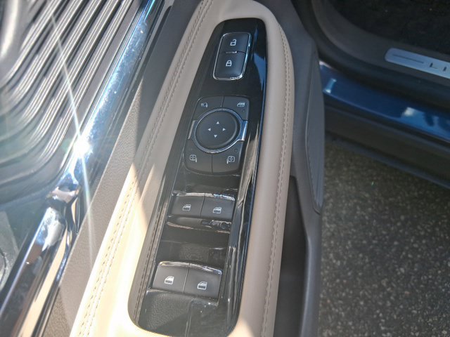 Used 2022 Lincoln Corsair AWD w/ Premium Package image 11