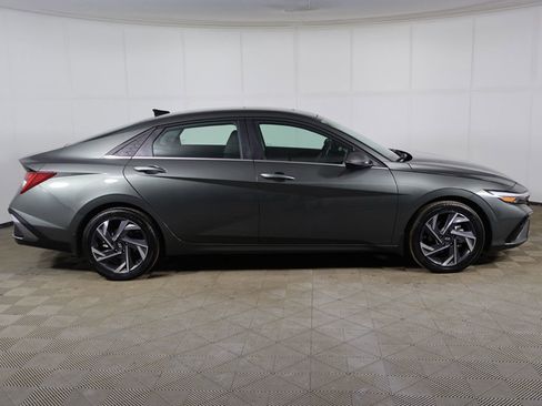 Used 2025 Hyundai Elantra Limited FWD image 16