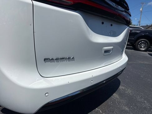 Used 2024 Chrysler Pacifica Limited FWD image 11